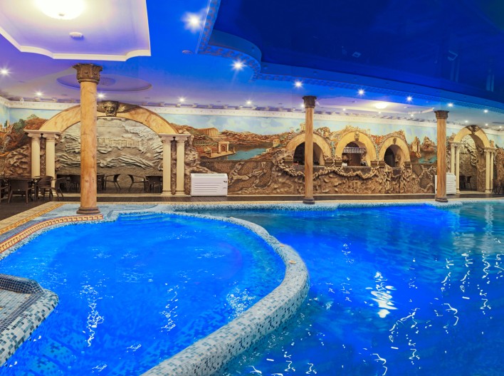Бассейн с уютными гротами для комфортного отдыха