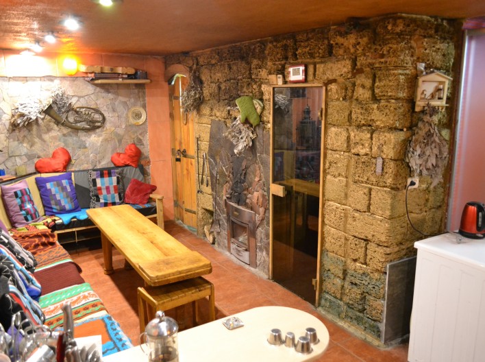 Основной зал, готов с легкостью разместить до 8 человек.